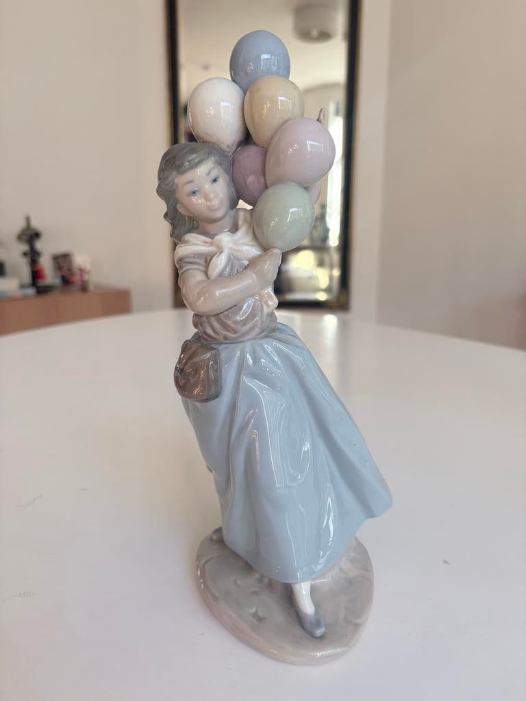 Beeldje meisje met ballonnen, Antiek en Kunst, Antiek | Porselein, Ophalen of Verzenden