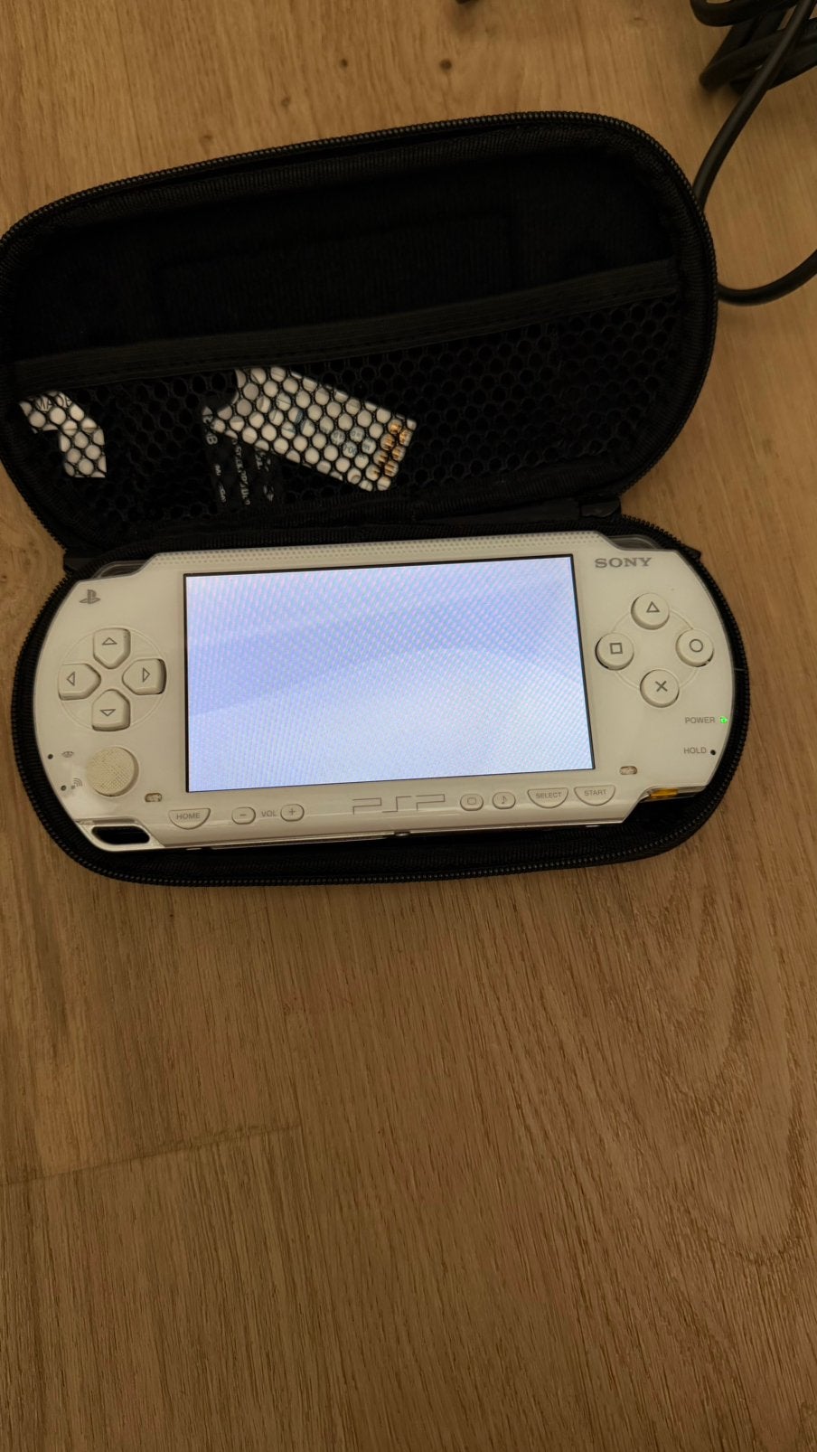Sony PSP-1004 Ceramic White + originele oplader + hoes, Spelcomputers en Games, Ophalen, Zo goed als nieuw, PSP