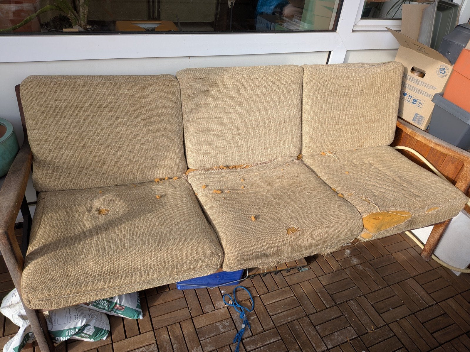 Gratis af te halen: Oude houten bank met versleten kussens, Ophalen, Gebruikt, Minder dan 75 cm, 150 tot 200 cm