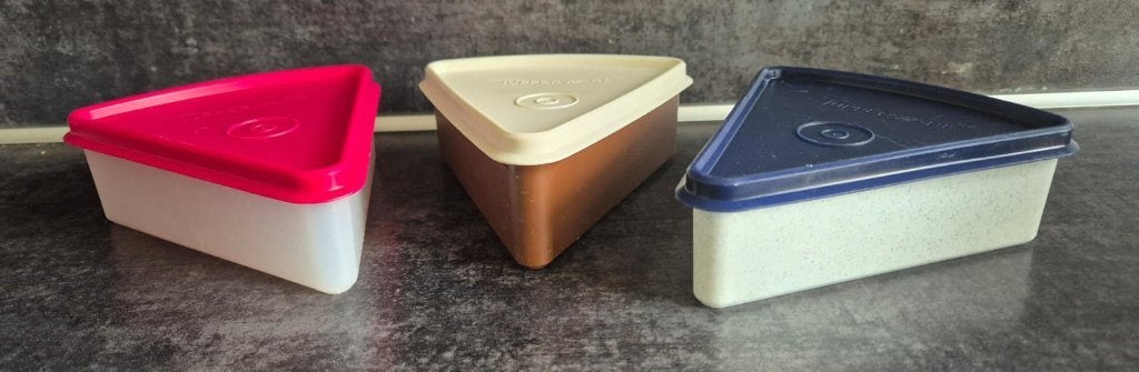Tupperware bakje voor taart driehoek Diverse kleuren, Huis en Inrichting, Keuken | Tupperware, Overige kleuren, Met deksel, Nieuw