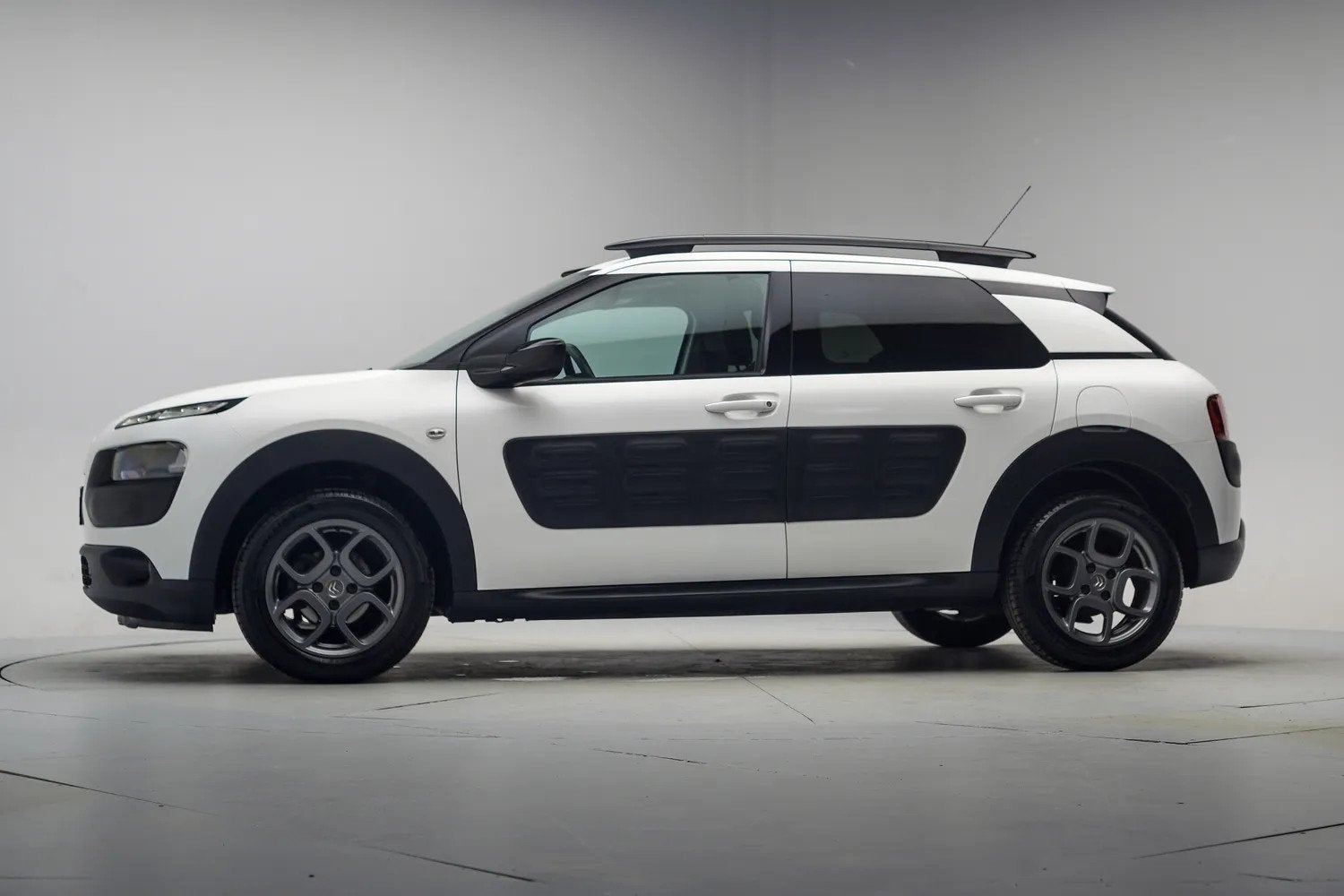 Foto 2 van Citroën C4 Cactus C4 Cactus 1.2 PureTech Shine [ Panoramada