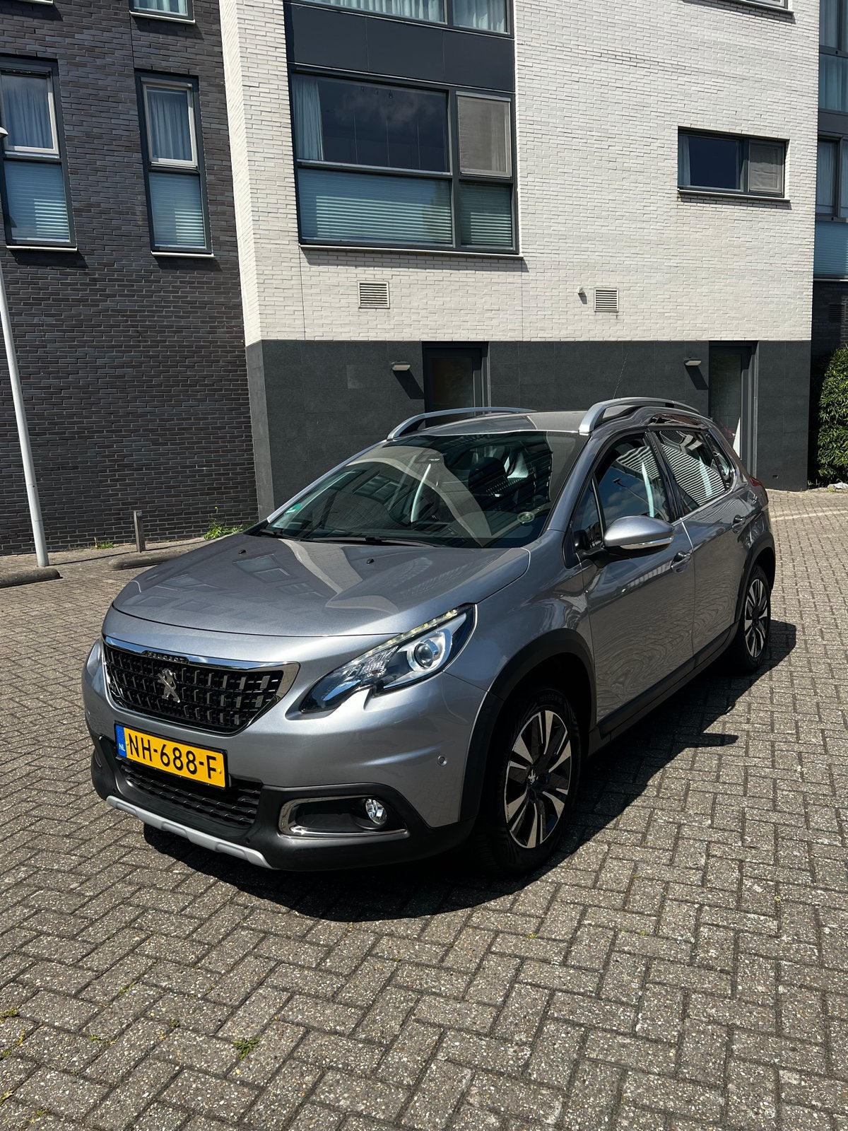 Peugeot 2008 1.2 PureTech EAT6 Automaat – Goed onderhouden, 1250 kg, 1199 cc, 610 kg, 49 €/maand