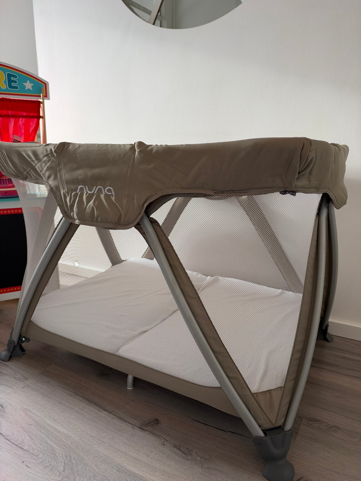 Nuna SENA campingbedje – Complete set met babyverhoger, Ophalen, Gebruikt