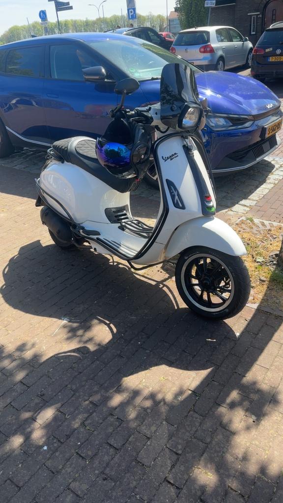 Vespa sprint, Fietsen en Brommers, Scooters | Vespa, Ophalen of Verzenden, Zo goed als nieuw, Benzine, Overige modellen