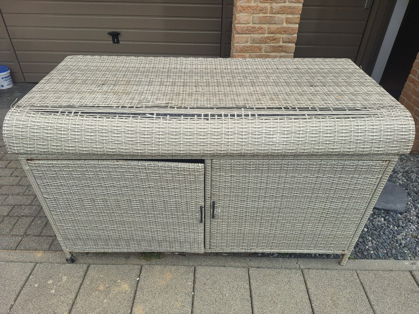 Grijze wicker opbergbox met planken, Tuin en Terras, Ophalen, Gebruikt, Kunststof, Overige typen