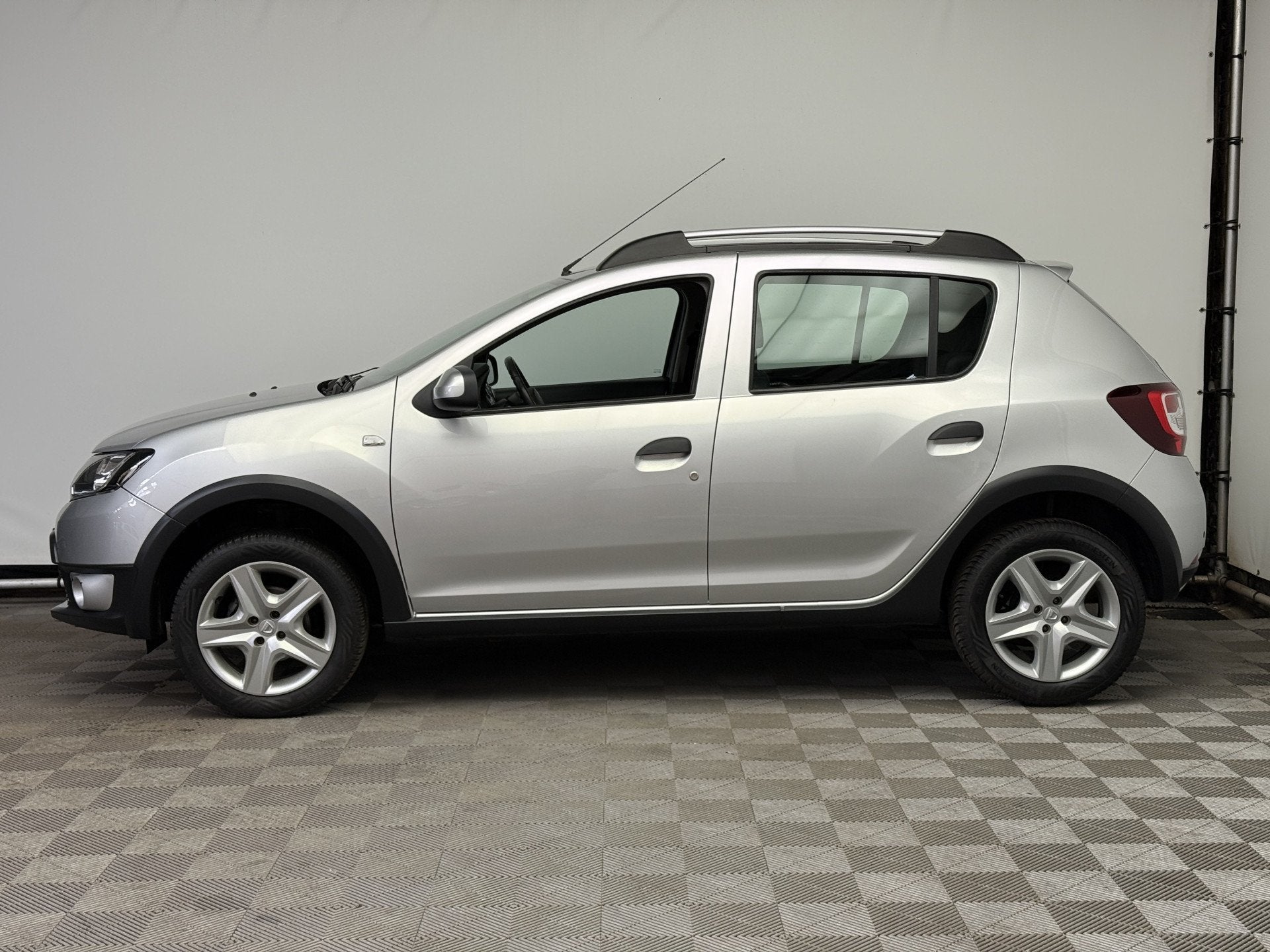 Dacia Sandero 0.9 TCe Stepway Lauréate Airco Navi NL Auto, Auto's, Voorwielaandrijving, Stof, Gebruikt, Met garantie (alle)