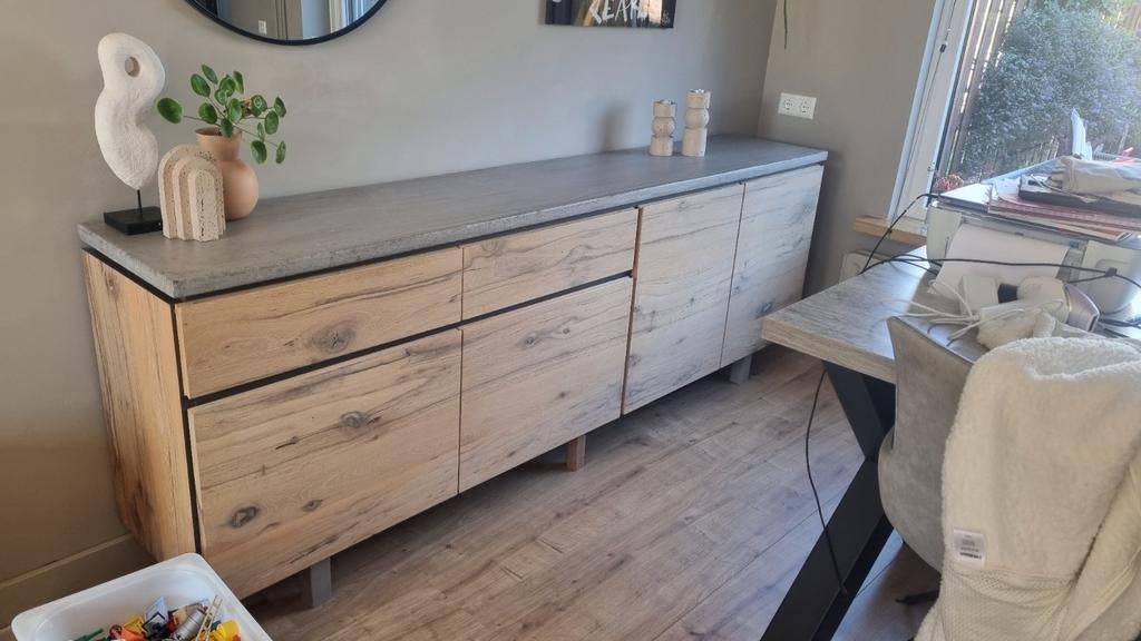 Dressoir Myland betonlook blad en eikenhouten deuren, Huis en Inrichting, Kasten | Dressoirs, Modern, Industrieel, Landelijk, Ophalen of Verzenden