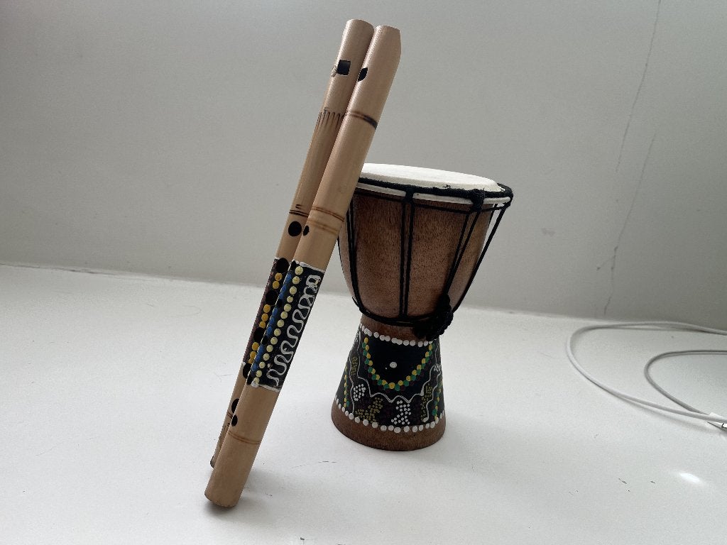 Afrikaanse muziekset uit Z-A – djembe + 2 bamboefluiten, Muziek en Instrumenten, Ophalen of Verzenden, Zo goed als nieuw, Trommel