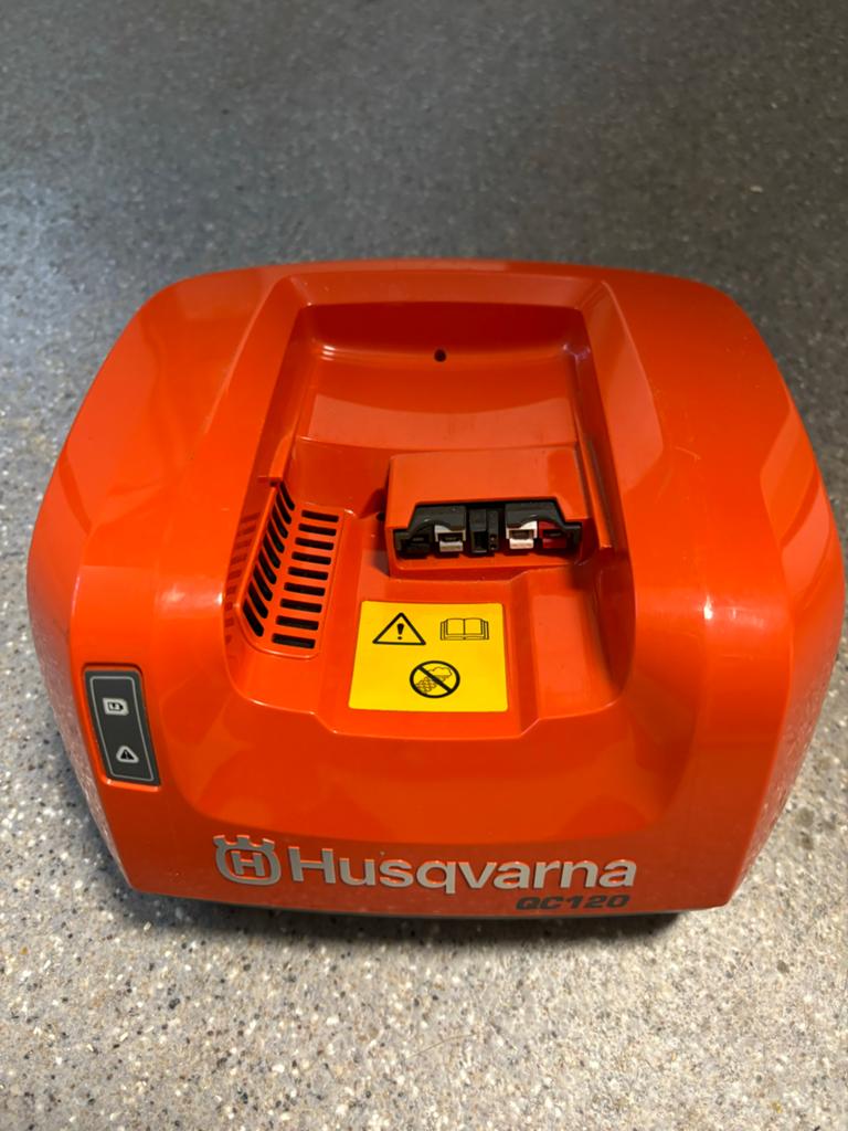 Husqvarna QC120 Acculader voor robotmaaier (defect), Ophalen of Verzenden, Gebruikt, Accu-grasmaaier