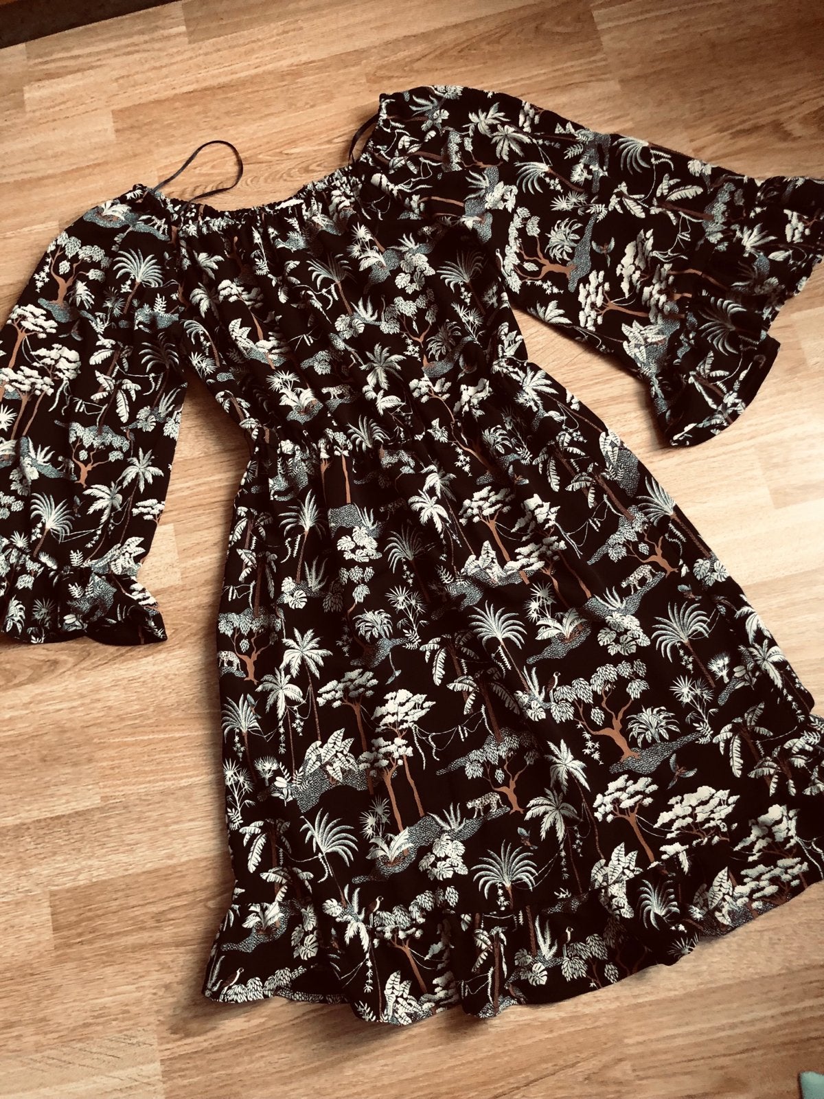 Zwarte jurk met tropische print en wijde mouwen, Maat 38/40 (M), Zwart, Ophalen of Verzenden, Zo goed als nieuw