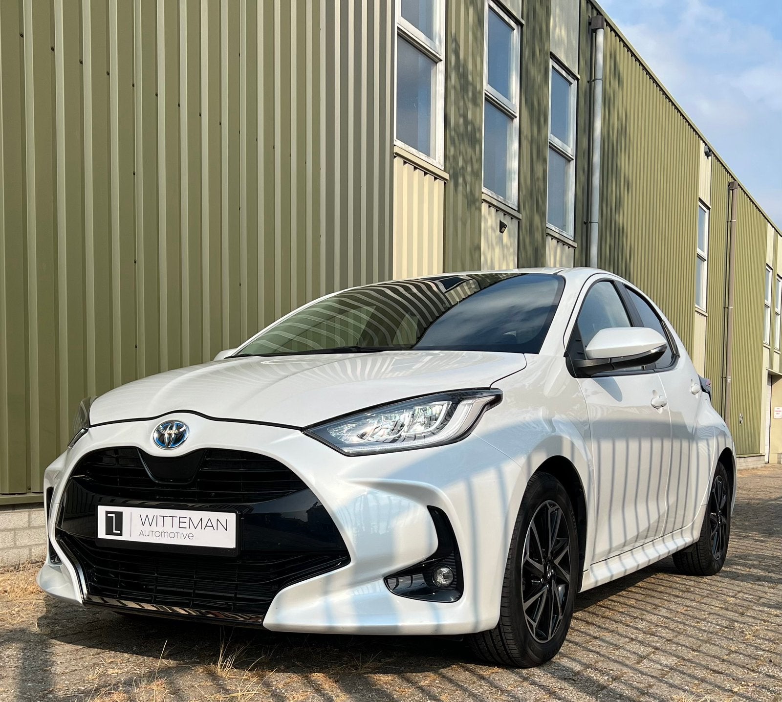 Toyota Yaris Hybrid Business 2022 ParelmoerWit Garantie, Euro 6, Lichtsensor, 450 kg, Wit