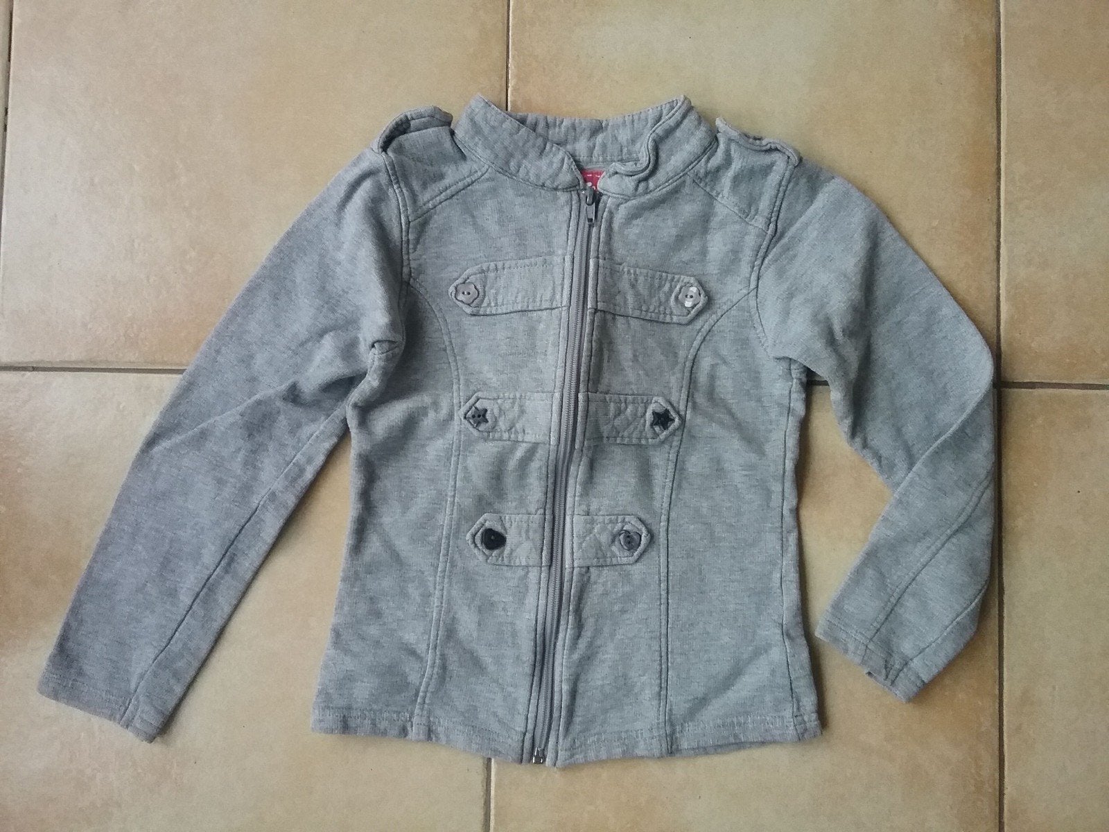 Jasje vest, grijs met sierknopen maat 122/128, Europe Kids, Meisje, Trui of Vest, Ophalen of Verzenden