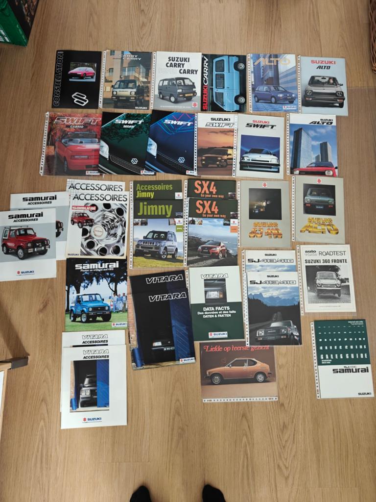Verzameling Suzuki Auto folders / brochures  33 brochures, Boeken, Auto's | Folders en Tijdschriften, Zo goed als nieuw, Overige merken