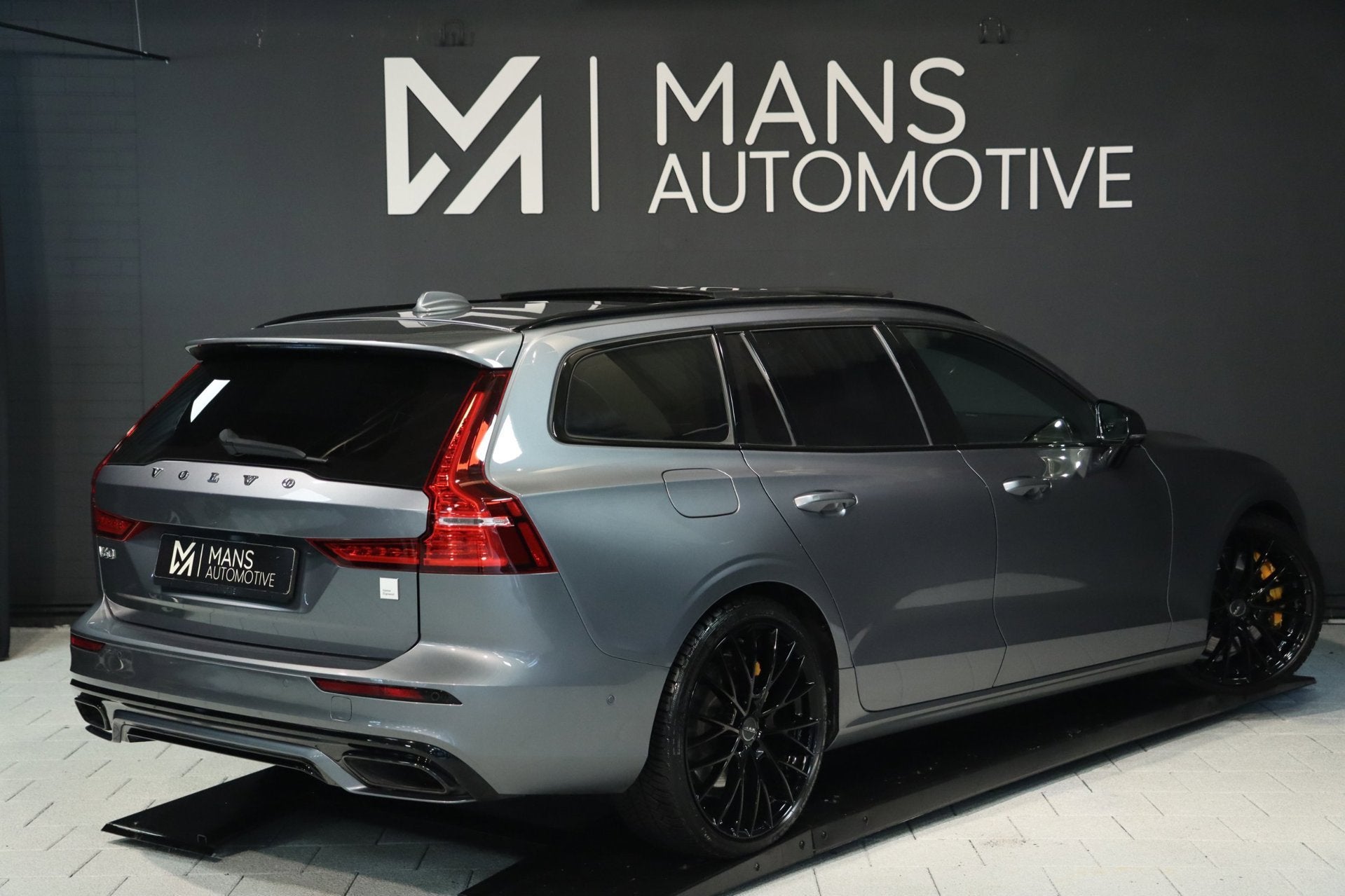 Volvo V60 2.0 T8 AWD Polestar Engineered / PANODAK / B&W / 1, Auto's, Automaat, Dealer onderhouden, Gebruikt, Zwart