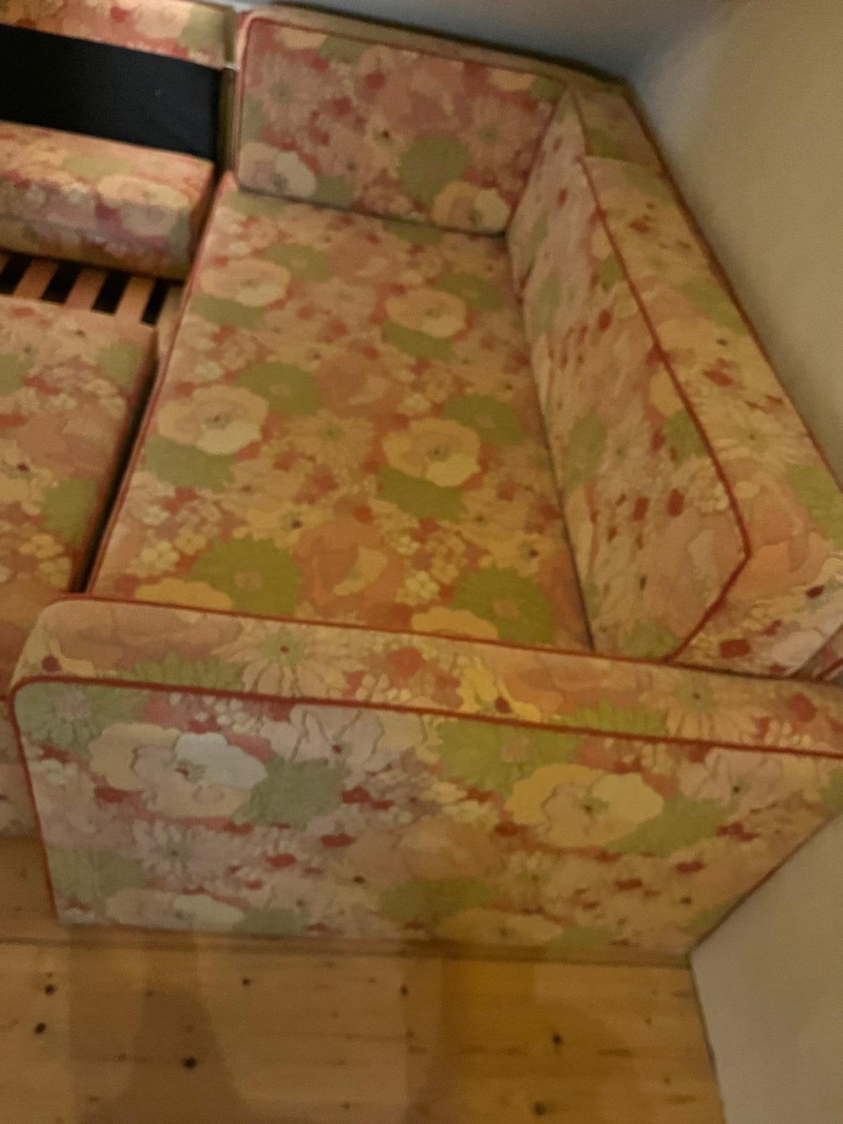 Opnieuw gestoffeerde slaapbank met bloemmotief, Huis en Inrichting, Ophalen of Verzenden, Zo goed als nieuw, Meerkleurig