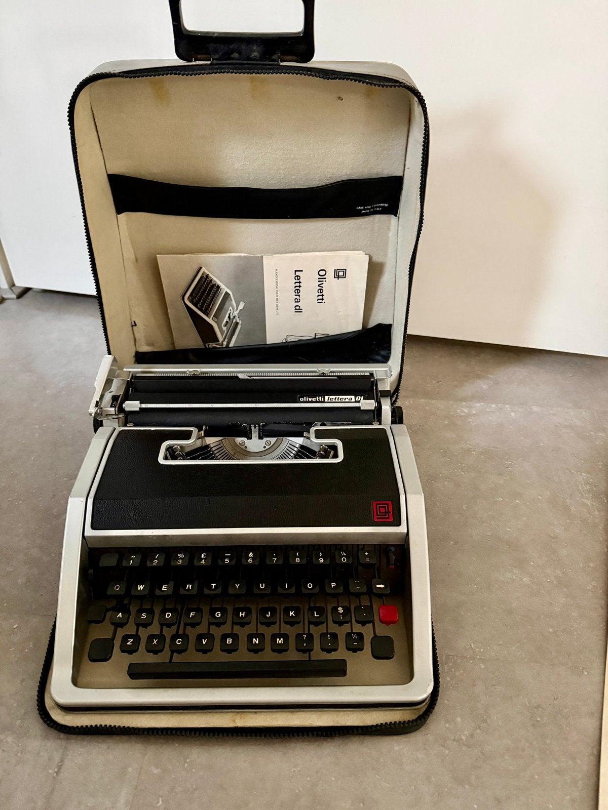 Olivetti Lettera DL typemachine + koffer en boekje, Diversen, Typemachines, Ophalen, Gebruikt