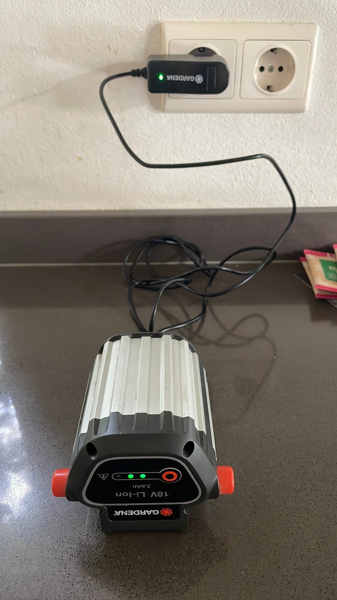 Gardena 18V Li-ion. 2.6Ah batterij met oplader, Ophalen, Gebruikt, Minder dan 30 cm, Accu-grasmaaier