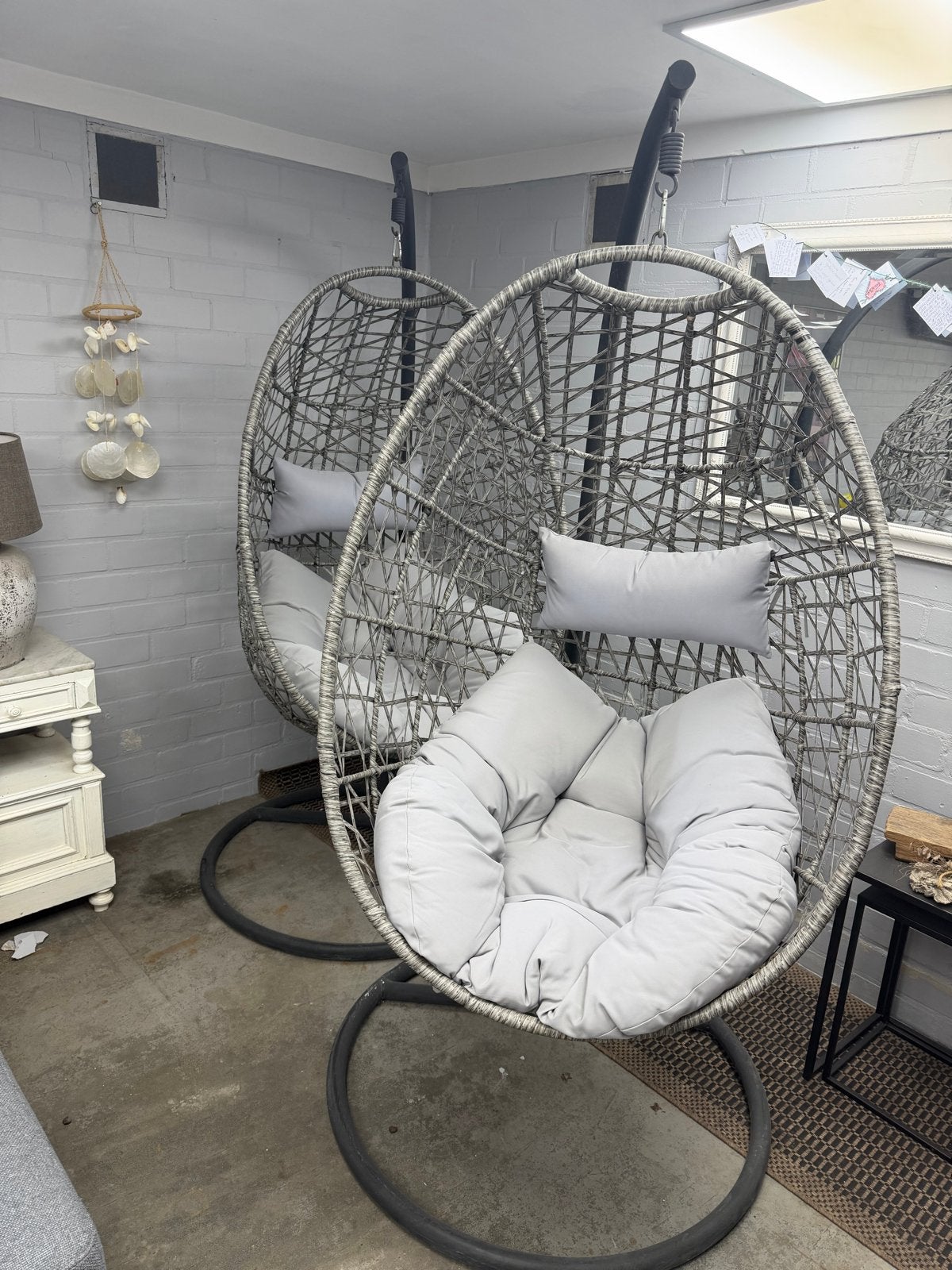 Twee grijze hangstoelen met kussens, Ophalen, Overige materialen, Gebruikt, Twee