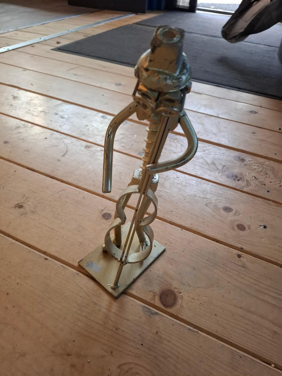 Metalen beeldje van muzikant met contrabas, Antiek en Kunst, Ophalen of Verzenden, Handgemaakt, 20 - 50 cm, Beeld