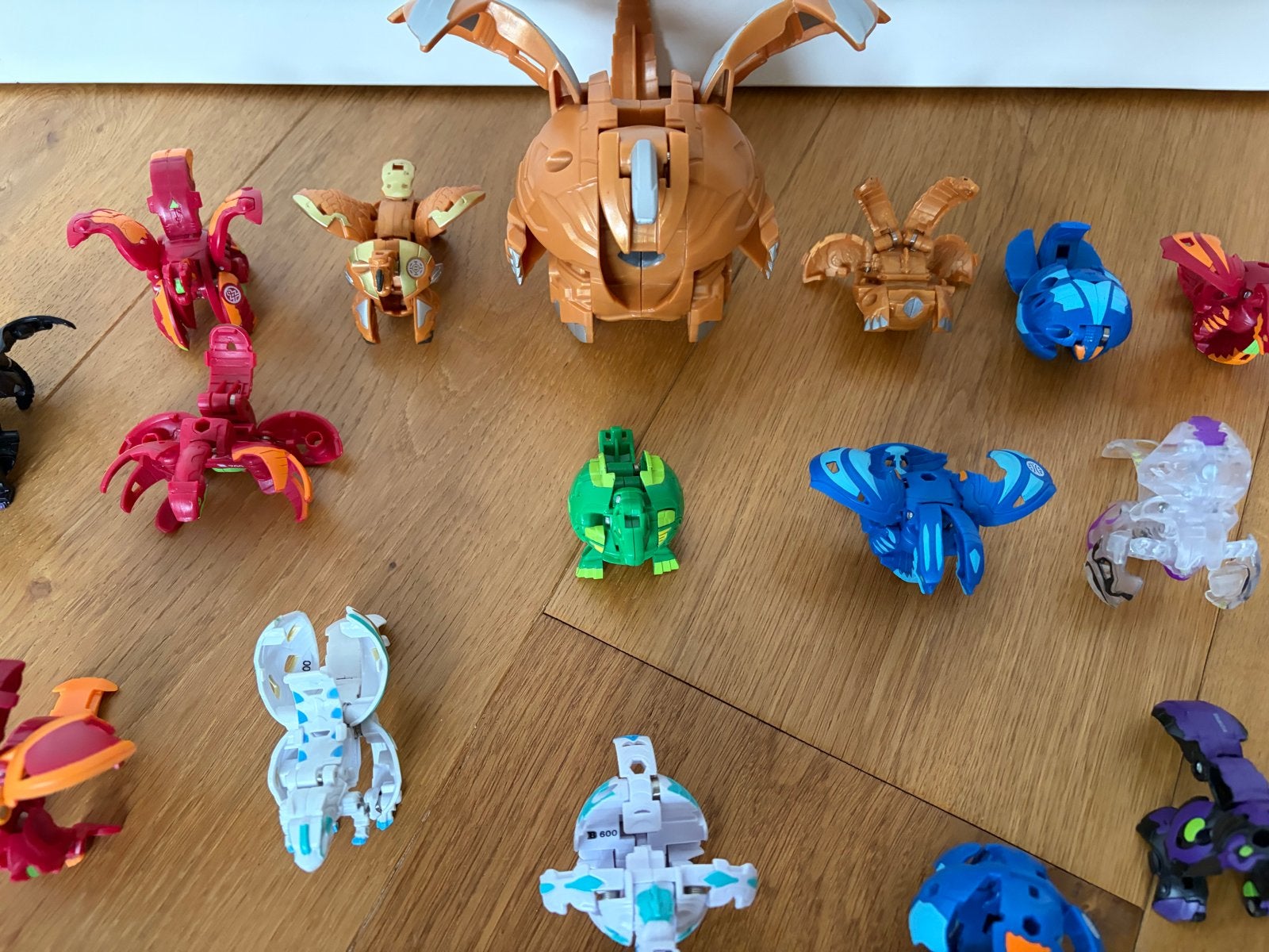 Grote Bakugan collectie met 15 Bakugan en 1 grote Bakugan, Ophalen of Verzenden, Zo goed als nieuw