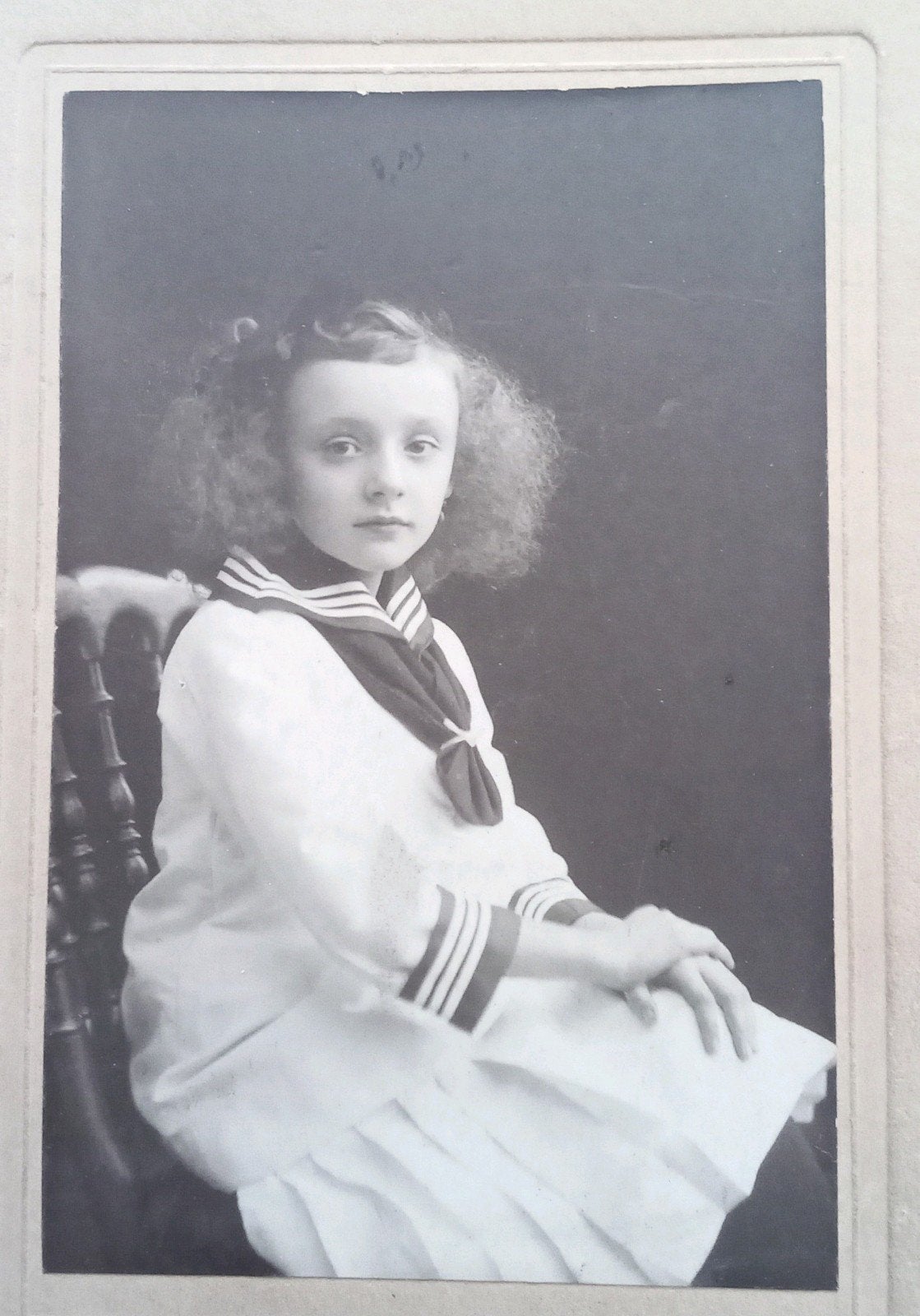Antieke foto van kind in matrozenpak, Atelier Schneider, Ophalen of Verzenden, Voor 1940, Gebruikt, Kind