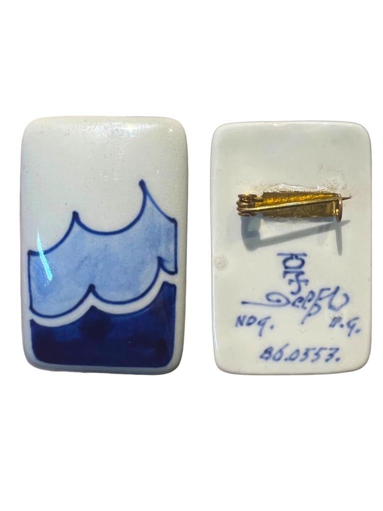 Blauwwit Delfts speldje –  De Porceleyne Fles (1937), Verzamelen, Speldjes, Pins en Buttons, De Porceleyne Fles, Ophalen of Verzenden
