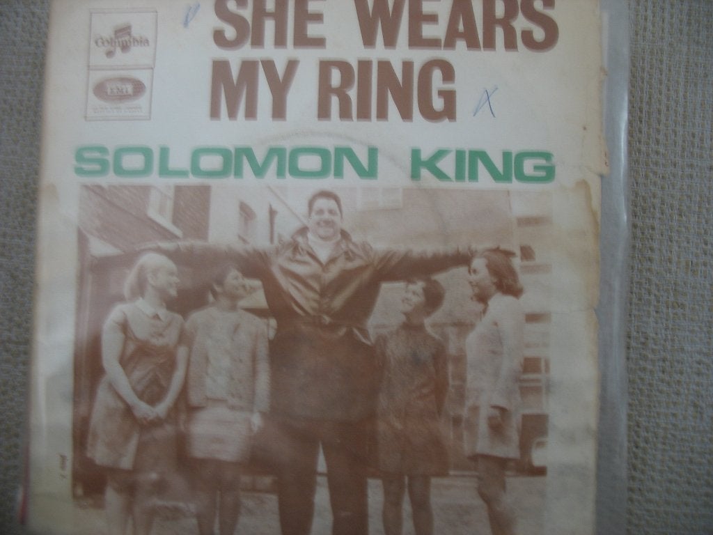 Single Sale; Solomon King - She wears my ring, Ophalen of Verzenden, Gebruikt, 7 inch, Pop