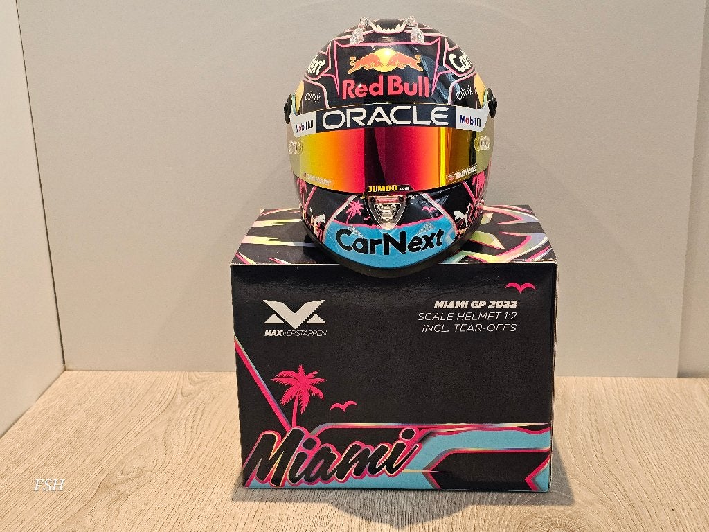 Helm 1:2, Max Verstappen # 1, GP Miami 2022. **als NIEUW**, Verzamelen, Automerken, Motoren en Formule 1, Ophalen of Verzenden