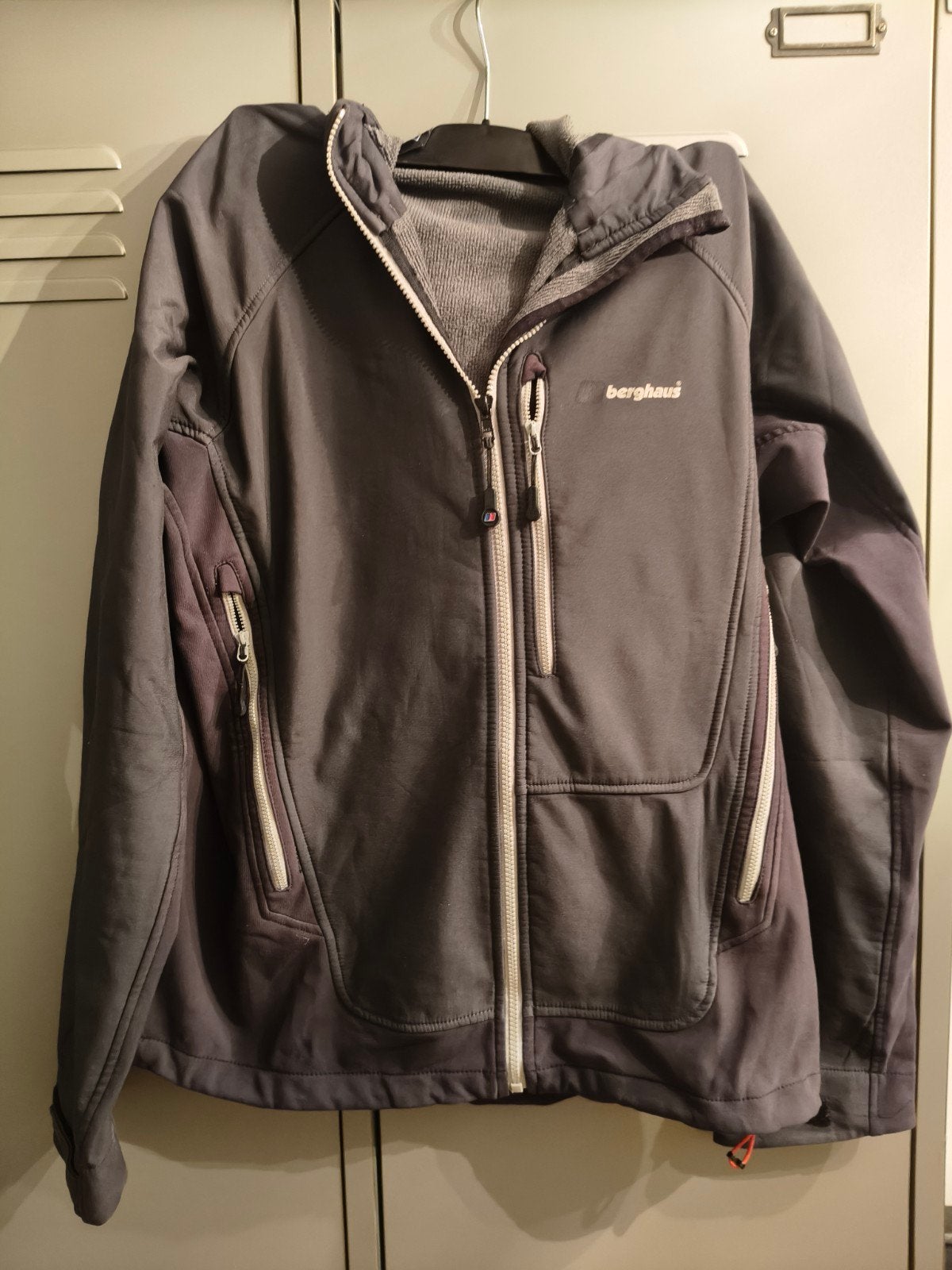 Berghaus softshell jas maat L, Ophalen of Verzenden, Zo goed als nieuw, Maat 52/54 (L), Grijs