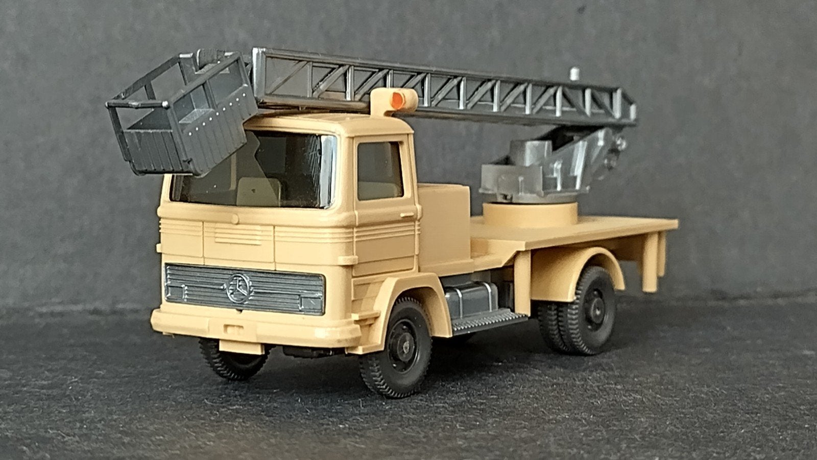 Mercedes Benz LP 608 Hoogwerker 1:87 H0 Wiking Pol, Hobby en Vrije tijd, Verzenden, Wiking, M, Zo goed als nieuw