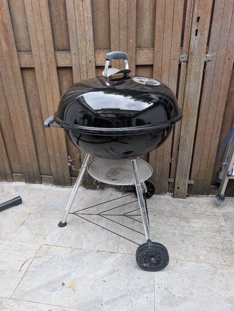 Weber Compact Kettle Charcoal Barbecue 57 cm, Ophalen, Zo goed als nieuw, Weber, Met accessoires