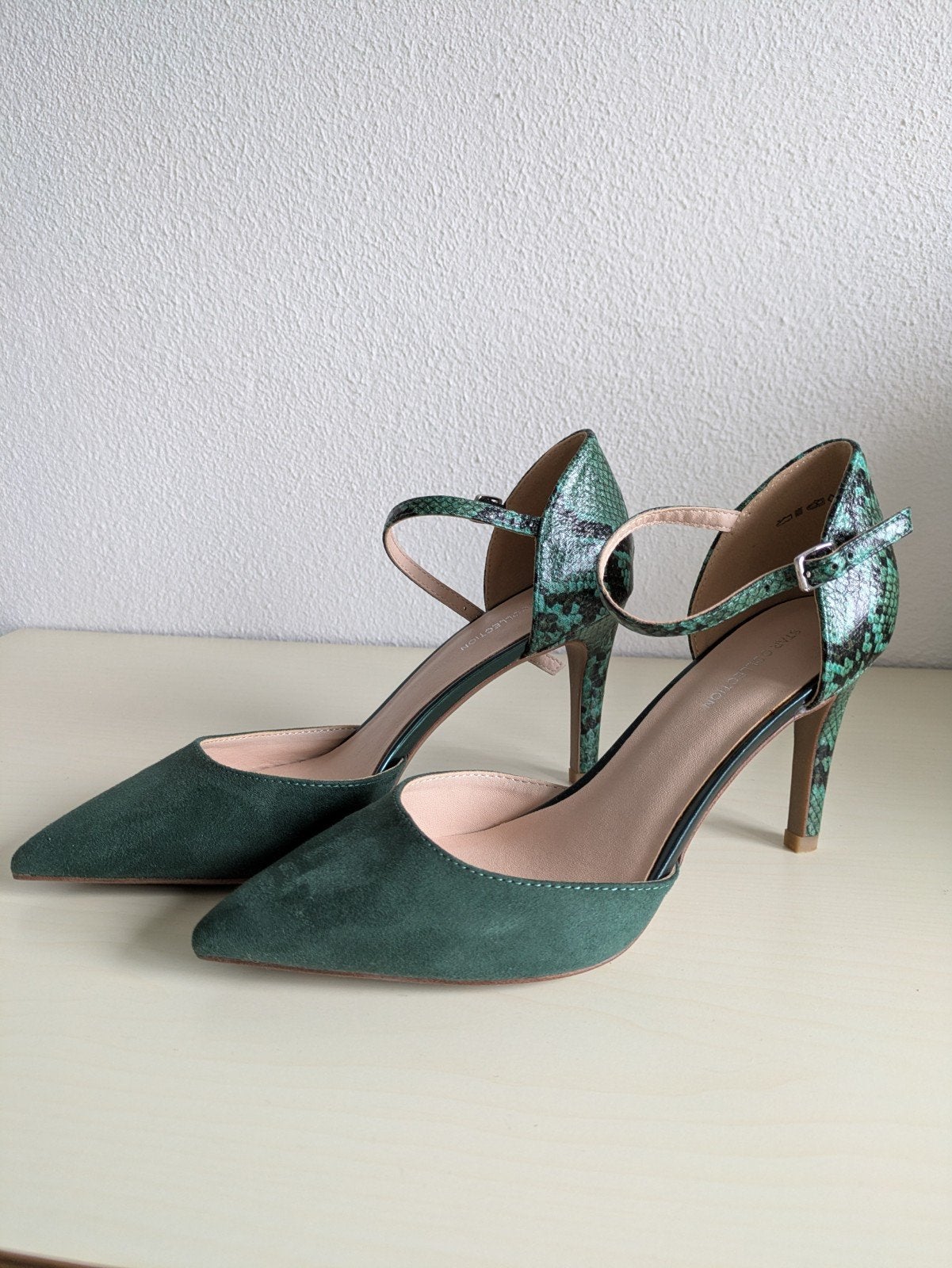 Groene pumps met slangenprint en enkelbandje maat 38, Pumps, Ophalen of Verzenden, Groen, Onbekend