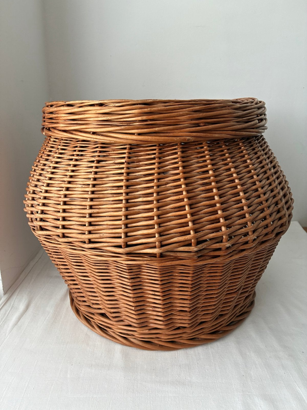 Grote rieten mand met deksel - Vintage opbergmand, Huis en Inrichting, Gebruikt, Gevlochten, Mand, Rond