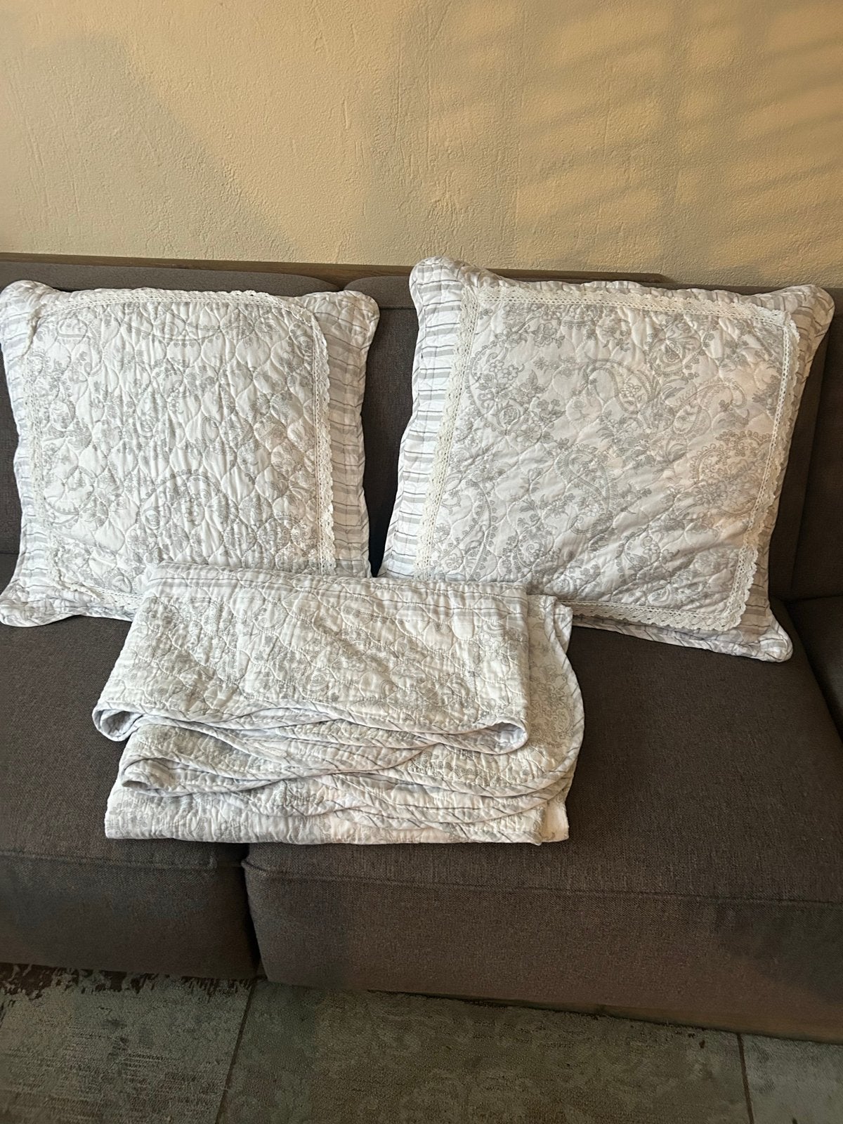 Sprei met twee bijpassende kussens - Grijs/Wit, Gebruikt, Met print, Vierkant, Ophalen of Verzenden