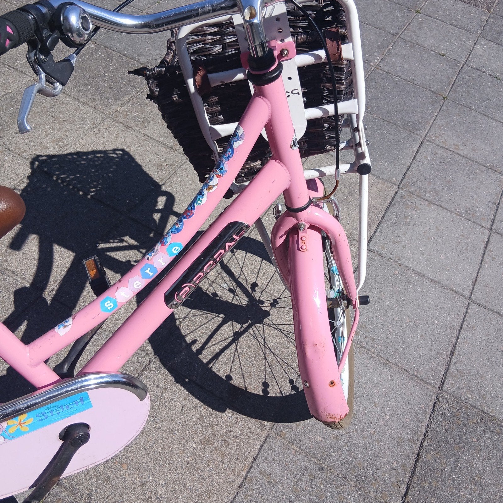 Roze kinderfiets met mandje - 20 inch, Gebruikt, Velgrem, Ophalen of Verzenden, Handrem