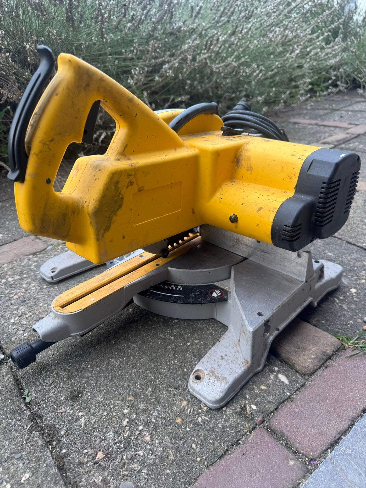 DeWalt Afkortzaag - Krachtige Zaag voor Diverse Klussen, Doe-het-zelf en Verbouw, Gereedschap | Zaagmachines, Ophalen, Gebruikt