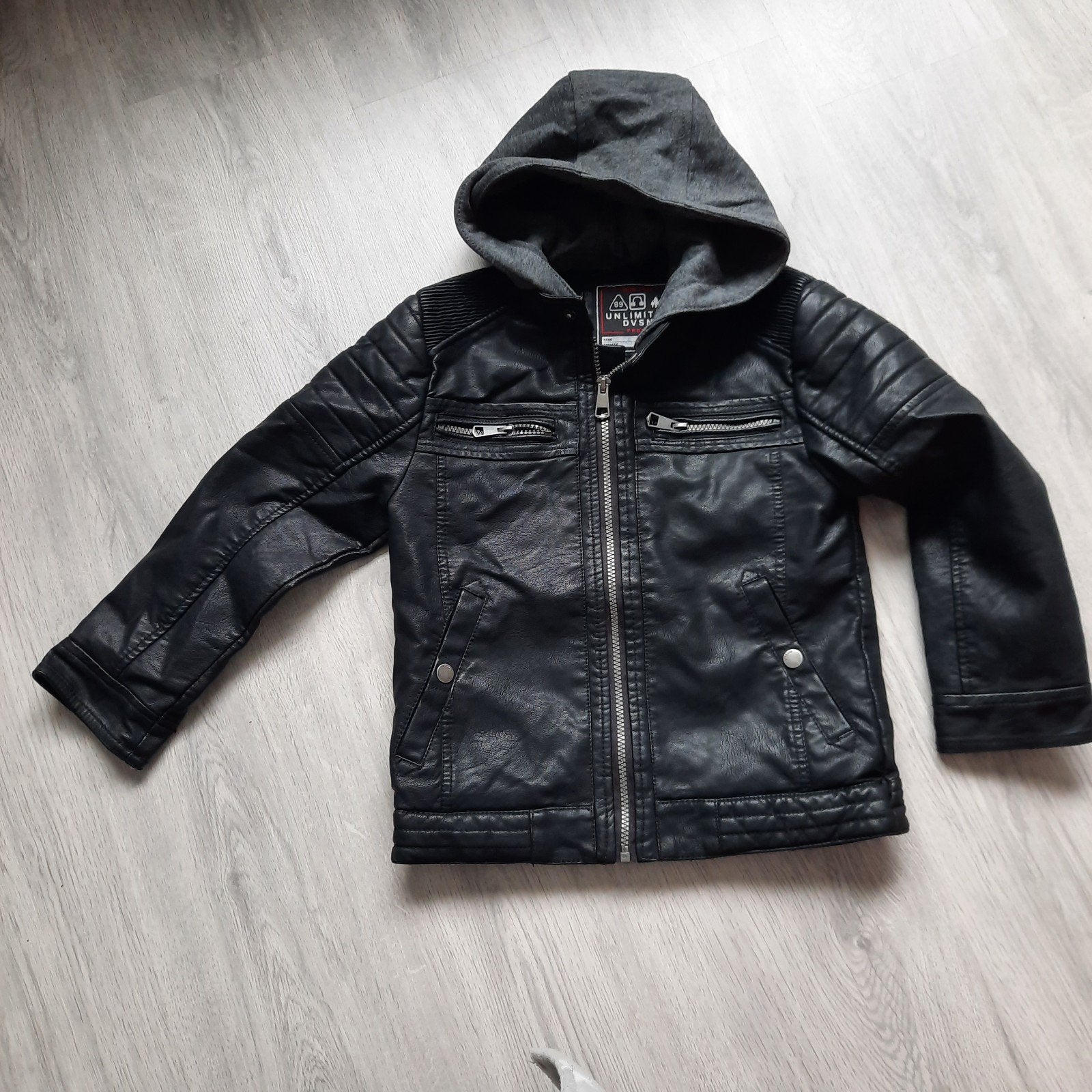 Stoere zwarte kinderjas met capuchon - Maat 128, Ophalen