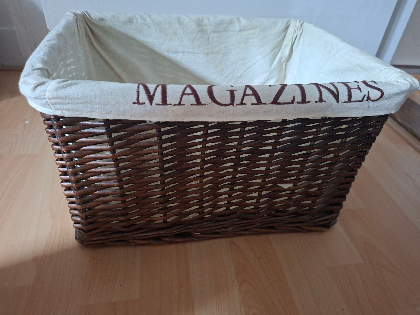 Rotan mand met stoffen binnenvoering 'MAGAZINES', Gebruikt, Ophalen of Verzenden, Landelijk, Natuurlijk materiaal