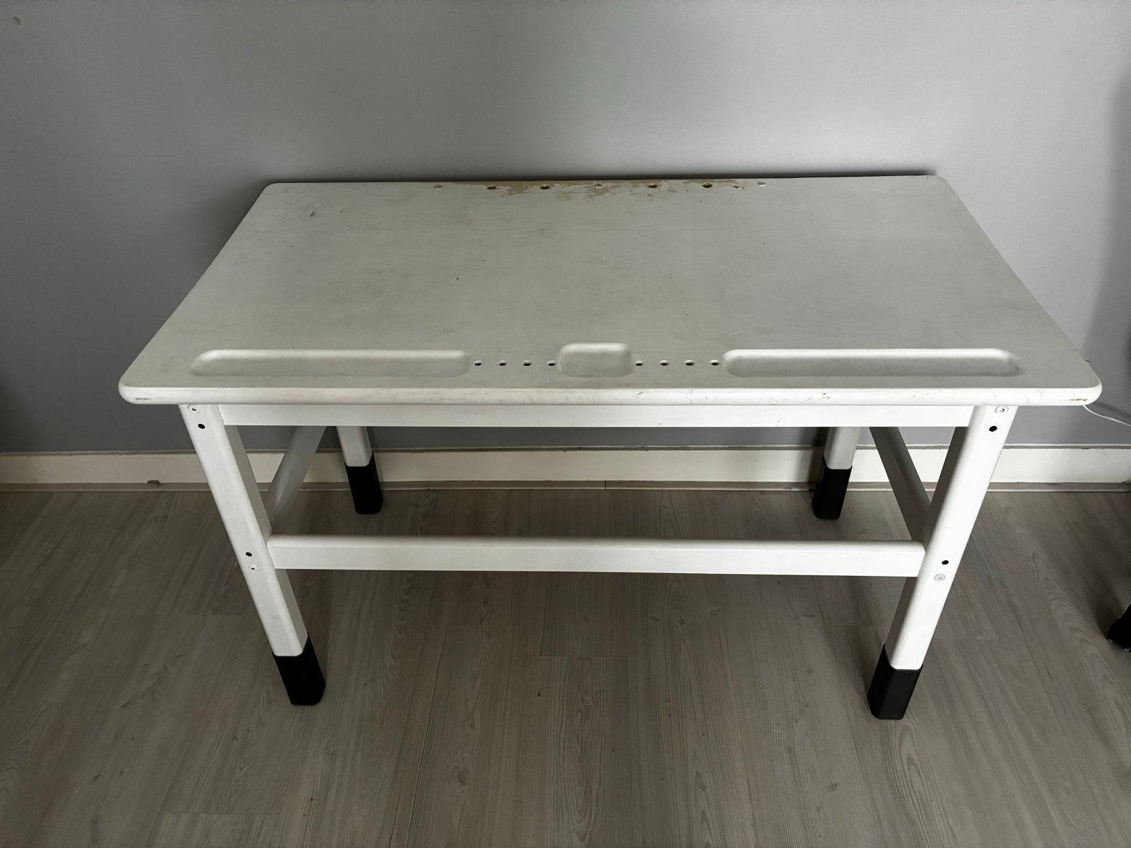 Wit kinderbureau met verstelbaar blad, Huis en Inrichting, Bureaus, Ophalen, Gebruikt, Hout, Kinderbureau