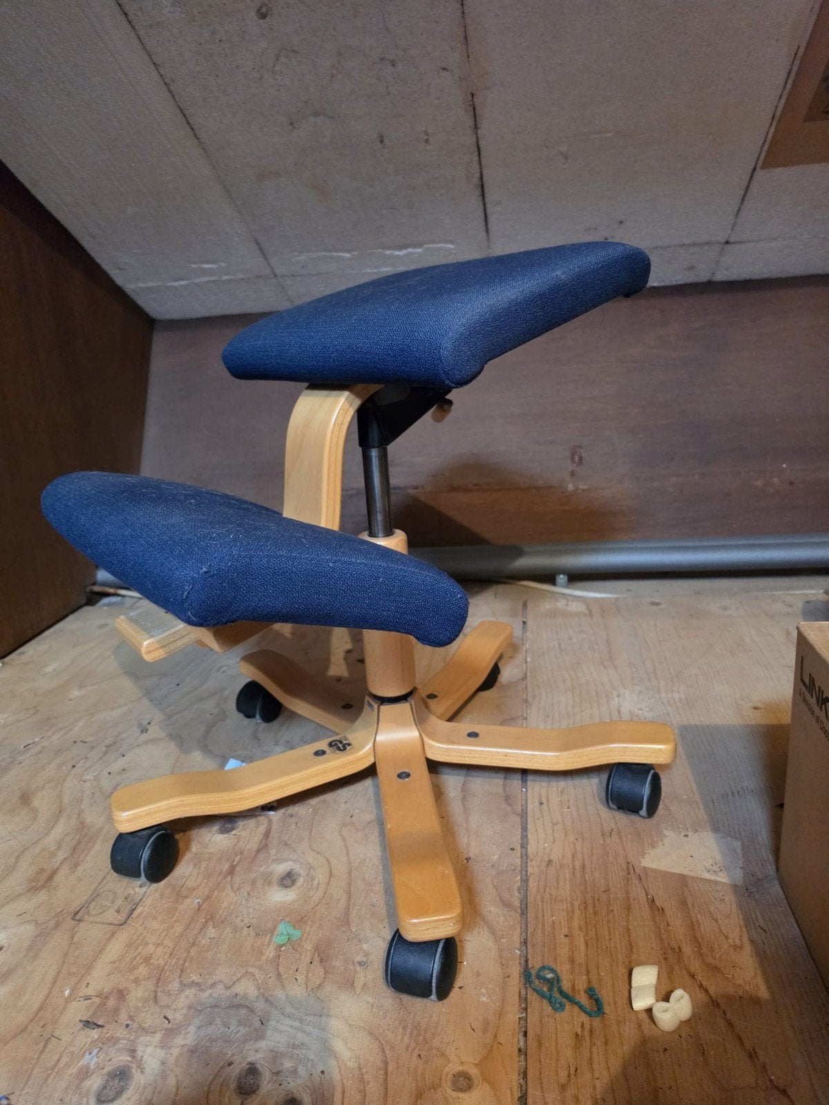 Stokke Ergonomische kniestoel - Blauw met houten onderstel, Ophalen, Gebruikt, Blauw, Ergonomisch