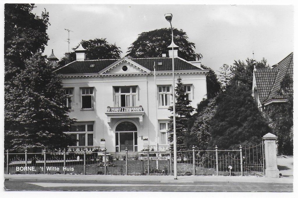 Borne Witte Huis Gelopen Ansichtkaart (B7566 ), Ophalen of Verzenden, 1980 tot heden, Gelopen