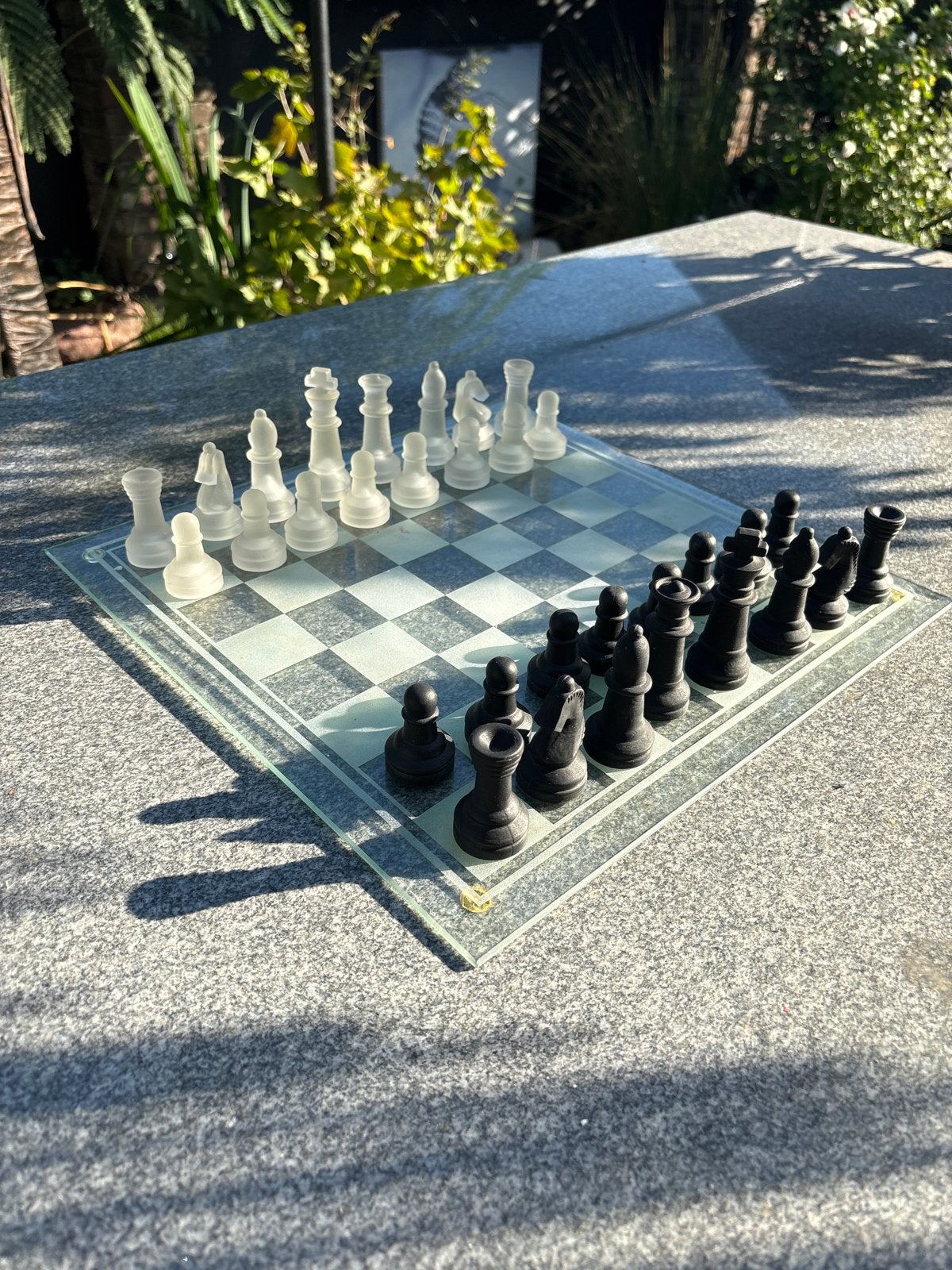 Glazen schaakspel met matglazen stukken, Een of twee spelers, Ophalen of Verzenden, Zo goed als nieuw