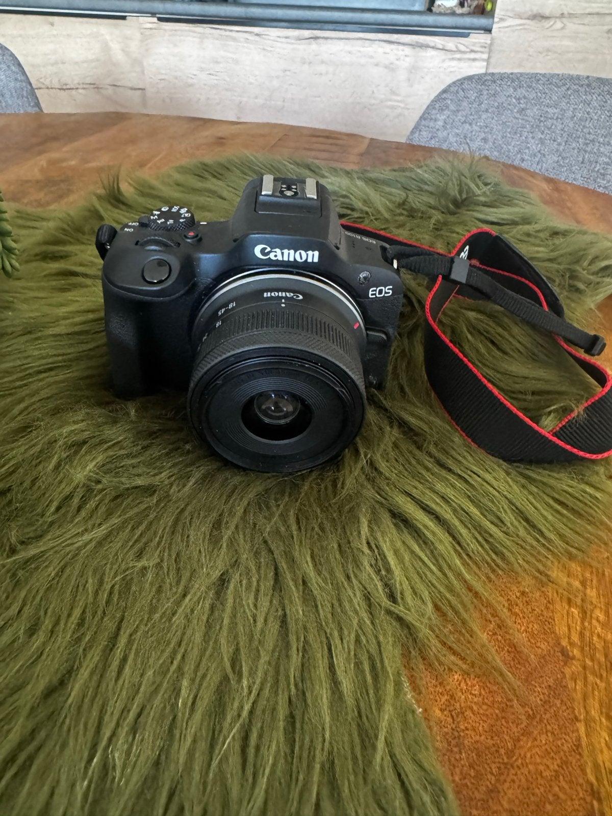 Canon EOS R100 Systeemcamera met RF-S 18-45mm lens