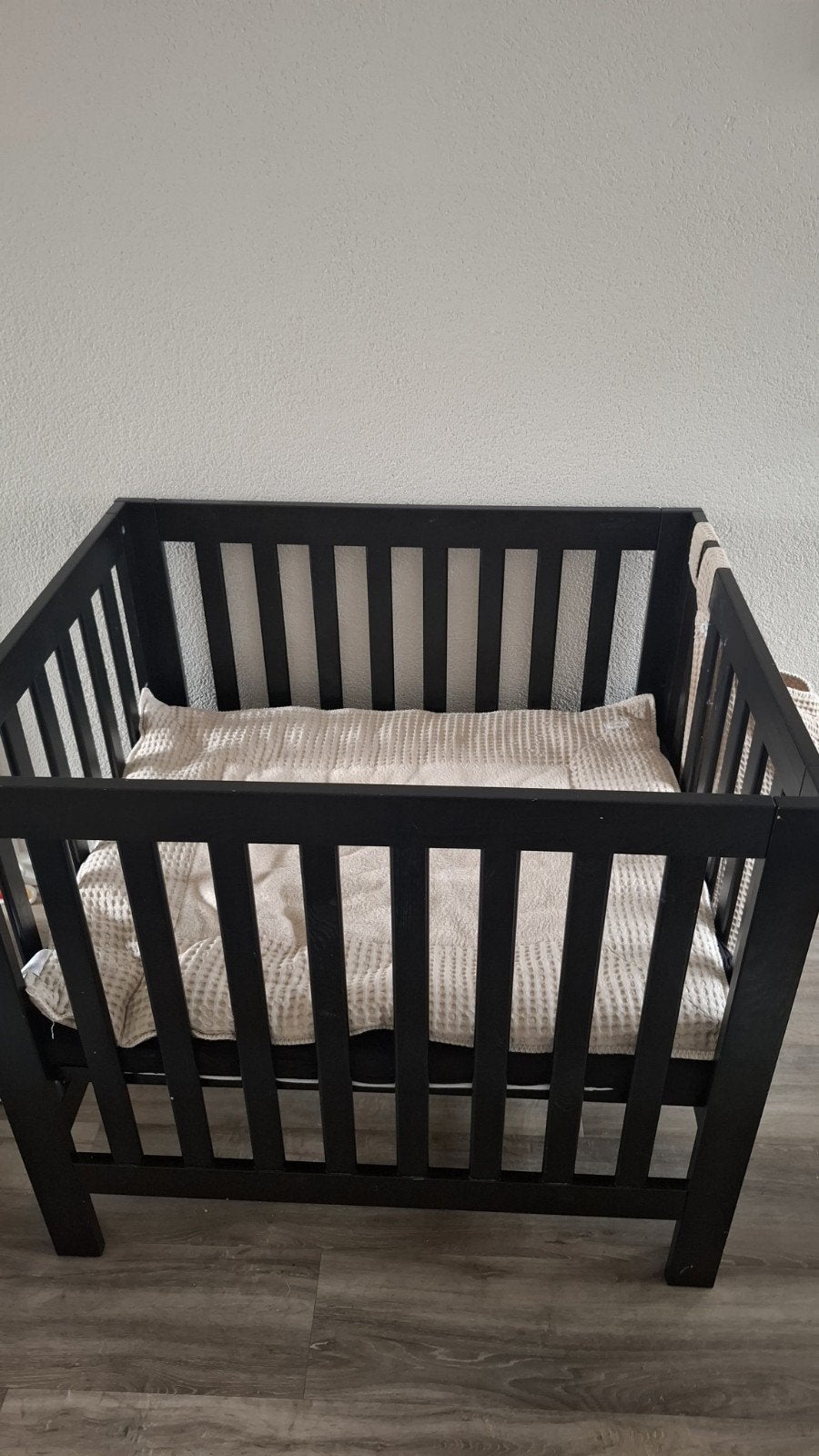 Zwarte box inclusief matras, Koeka boxkleed en opbergzak, Ophalen of Verzenden, Zo goed als nieuw, Vierkant, In hoogte verstelbaar