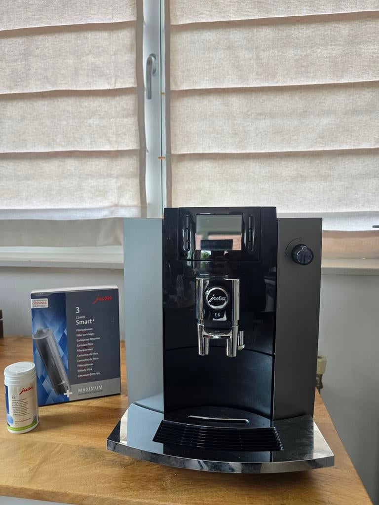 Jura E6 volautomatische koffiemachine - weinig gebruikt, Ophalen, Afneembaar waterreservoir, Koffiemachine, Koffiebonen