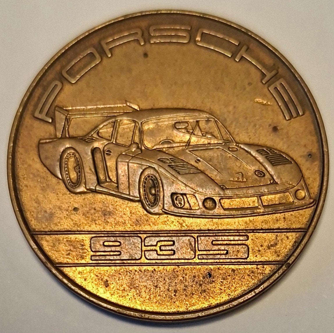 Porsche 935 Jaarmunt Kalendermunt 1979 - 4 cm, Ophalen of Verzenden, Overige materialen, Buitenland