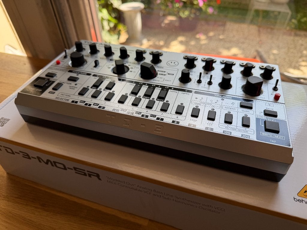Behringer TD-3-MO-SR Synthesizer (extra controls & features), Muziek en Instrumenten, Synthesizers, Ophalen of Verzenden, Zo goed als nieuw