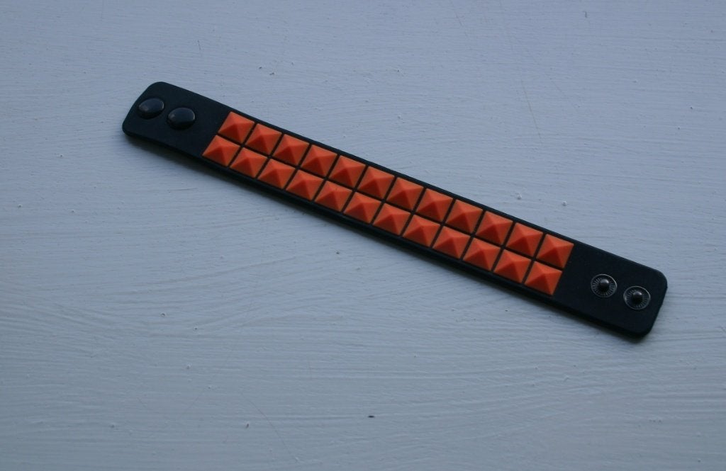 Stoere jongensarmband, Kunststof met studs, Ophalen of Verzenden, Zo goed als nieuw, Jongen