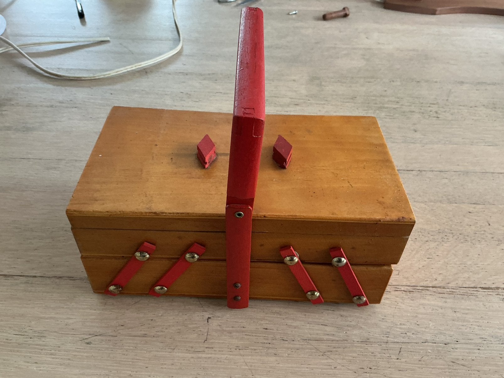 Ouderwetse kleine klein houten naaibox, vintage naaibox hout, Ophalen of Verzenden, Knoop of Knopen