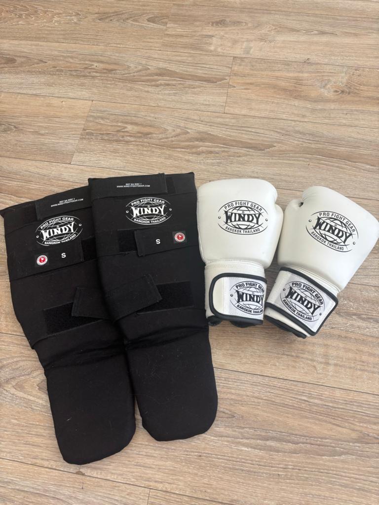 Windy Boksset: Handschoenen (10 oz) en Scheenbeschermers (S), Ophalen, Zo goed als nieuw, Bokshandschoenen